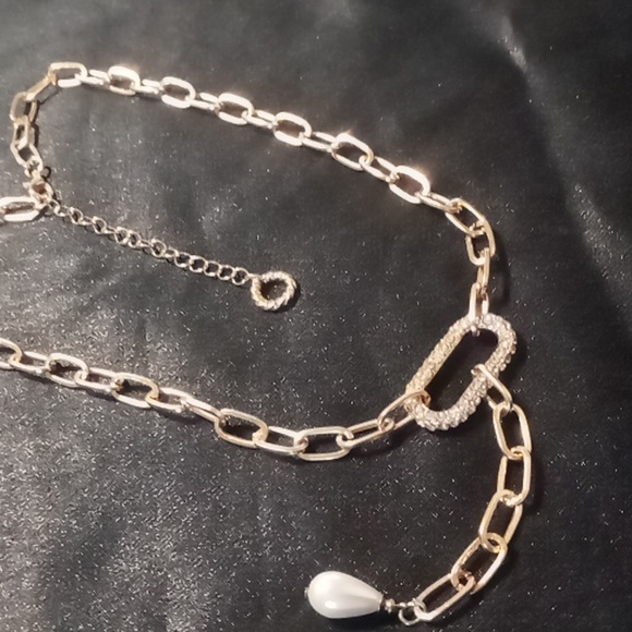 Paper clip chain with rhinestones and a drop pearl. Gold tone /white pearl like - Picture 5 of 9